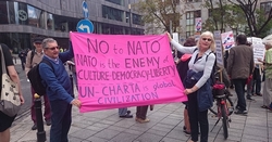 Nem kérünk a megszállásból! Nem kérünk a háborúkból! Ki a NATO-ból!