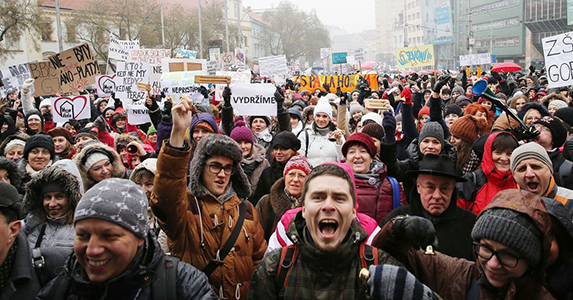 Pozsony: 12 ezer tanár sztrájkol
