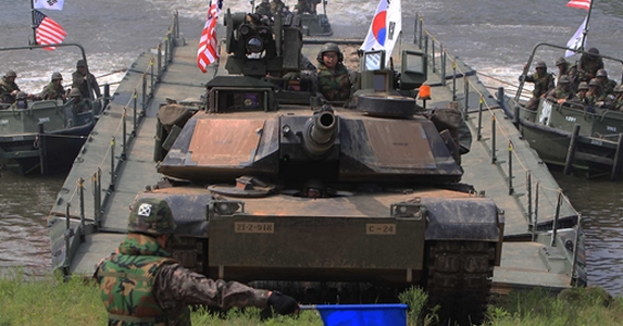 Korea: Ki fenyeget kit?