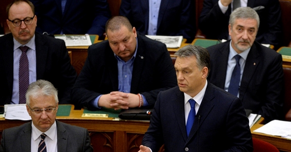 Orbán parlamenti beszéde: a kórházakra és az iskolákra költsenek!