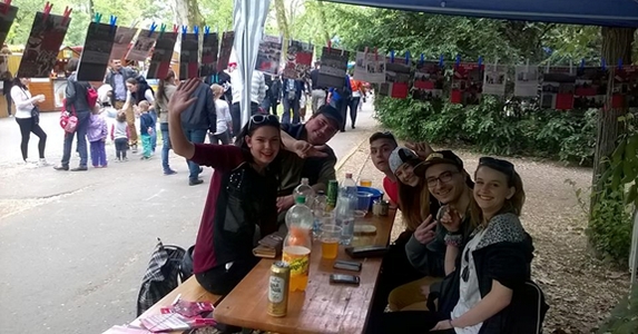 Szeged: munkáspárti fiatalok a ligetben