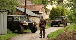 Koszovó: hívják haza a magyar katonákat!