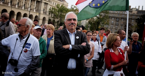 Bokroséknak a magyar zászló sem szent