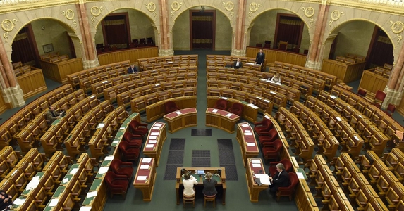 7, azaz hét képviselő vett részt a parlamenti vitán
