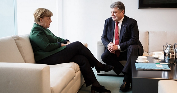 Merkel-Porosenko: olajat öntenek a tűzre