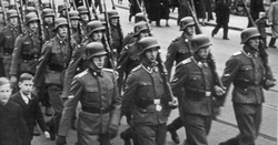 Waffen-SS-veteránok felvonulása Rigában