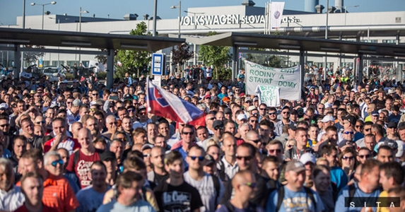 Sztrájkolnak a szlovákiai Volkswagen-dolgozók