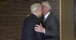 Nem kérünk Soros és Juncker csókjából