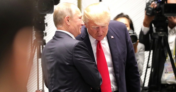 Mit súgott Putyin Trump fülébe?