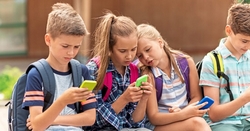 Ön betiltaná a mobiltelefont az iskolai órák alatt?