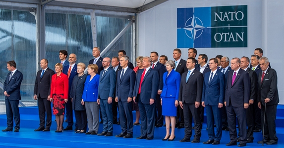 NATO: profitot a hadiiparnak bármi áron