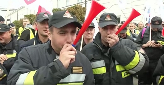 A lengyel rendőrök a kormány ellen tüntetnek A lengyel rendőrök a kormány ellen tüntetnek