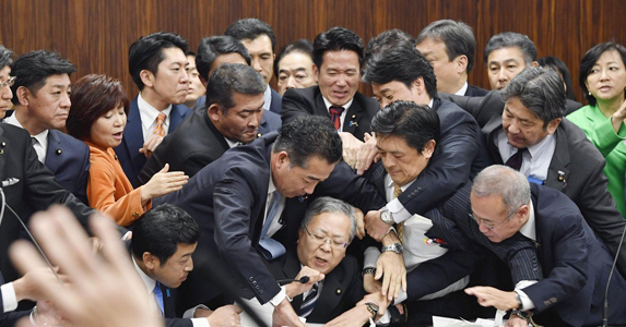 Japán: olcsó külföldi munkásokkal verik le a japán béreket