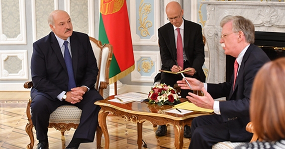 Trump Lukasenkónak udvarol
