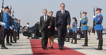 Szerbia nem akar két szék között a pad alá esni