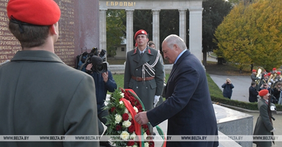 Lukasenko Bécsben a szovjet hősi emlékművet koszorúzta meg