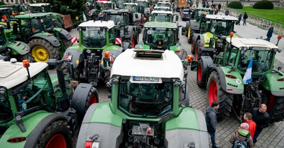 Traktorok zárják le Berlin központját