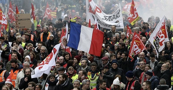 A francia dolgozók hadat üzentek Macronnak