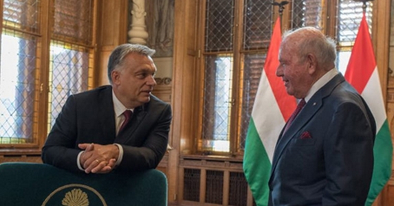 Cukrosbácsi akarja megszabni a magyar külpolitikát