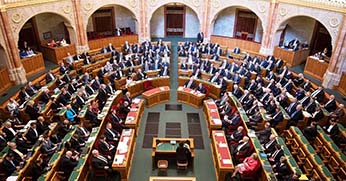 Elég az áldemokráciából, szavazza meg minden párt a koronavírus-törvényt!