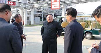 Kim Dzsong Un műtrágyagyárat adott át