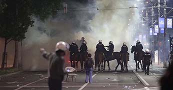 Belgrád: lovasrendőrök az emberek ellen