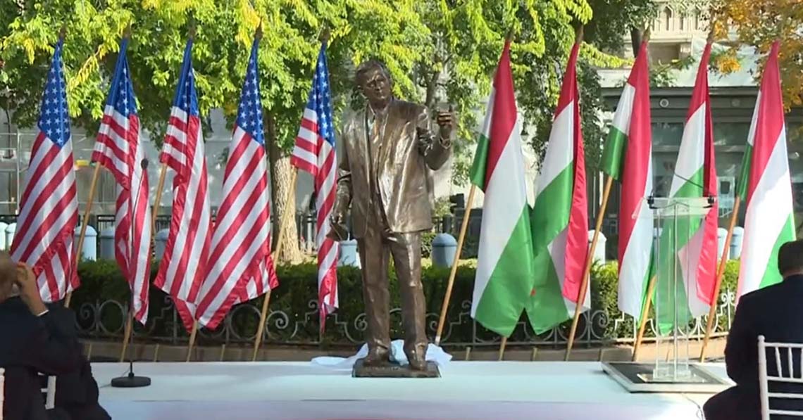 Bush-szobor: diplomáciai bravúr vagy páratlan benyalás?