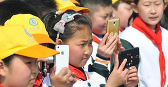 Kína: az iskolában tilos az okostelefon