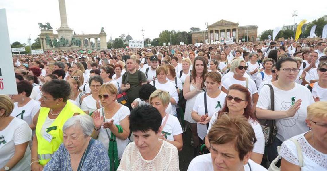 Tüntetés kérdőjelekkel