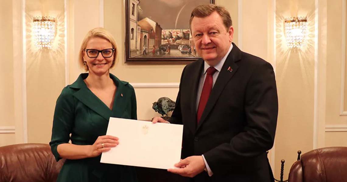 Magyar nagykövet amerikai háttérrel Belaruszban