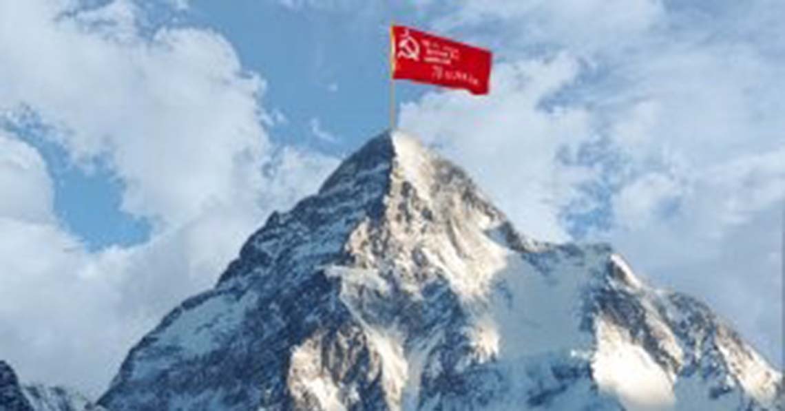 Vörös győzelmi zászló az Elbruszon
