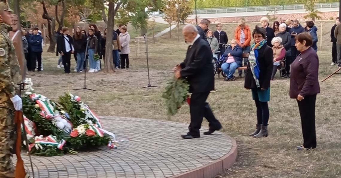 Szolnok: Főhajtás az aradi vértanúk előtt
