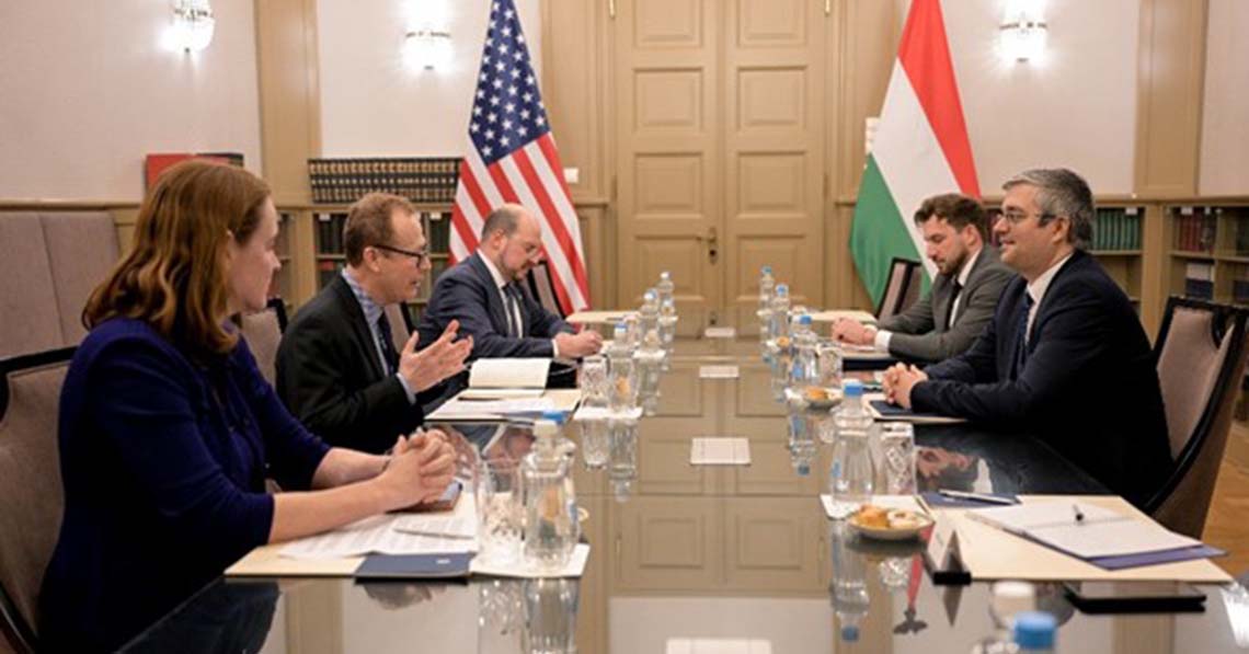 Amerika addig üti a vasat, amíg forró