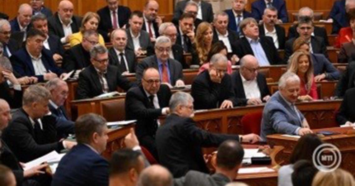 Jön a 14. havi nyugdíj!