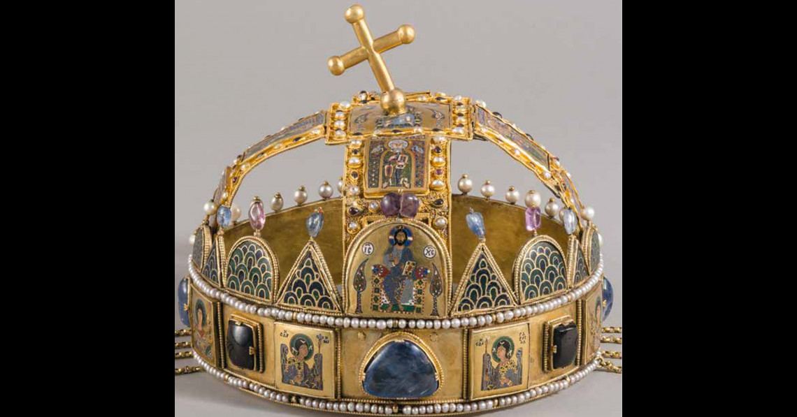 2026: eskü Szent István koronája előtt