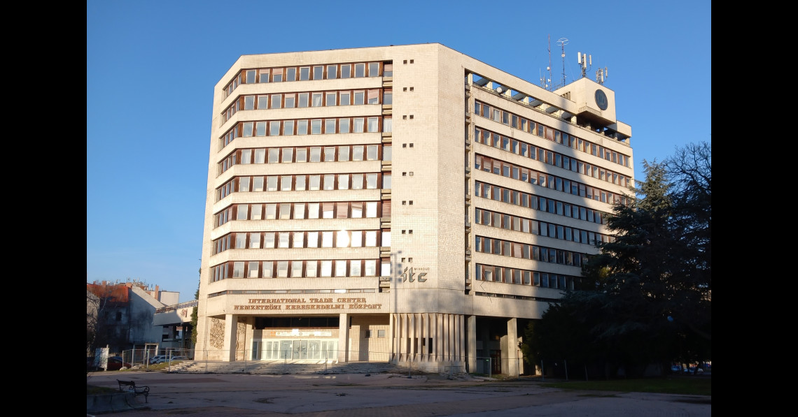 Valaki lenyúlta az egykori pártházat