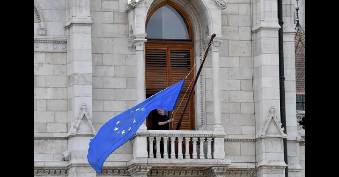 Hogy kerül az EU-zászló az Országházra?