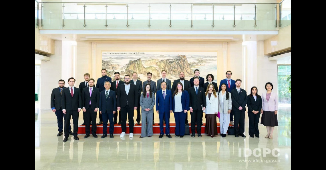 Magyar munkáspárti fiatal Pekingben