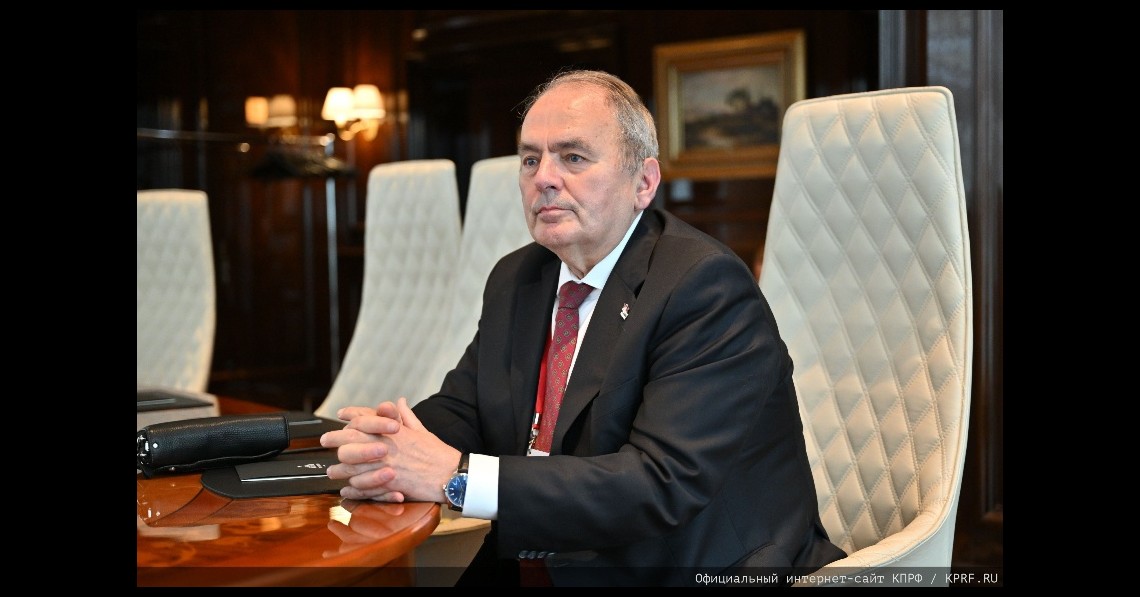 „Nem öltöznek se barna ingbe, se feketébe, de vannak Führerjeik.”