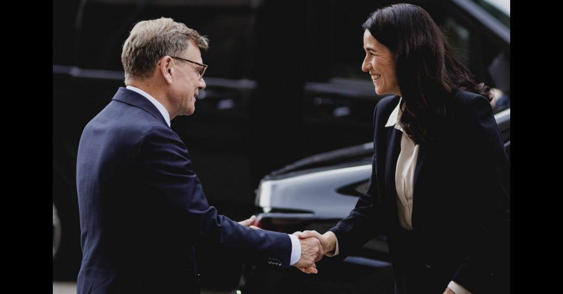 Orbán Anita kiszolgálja a németeket