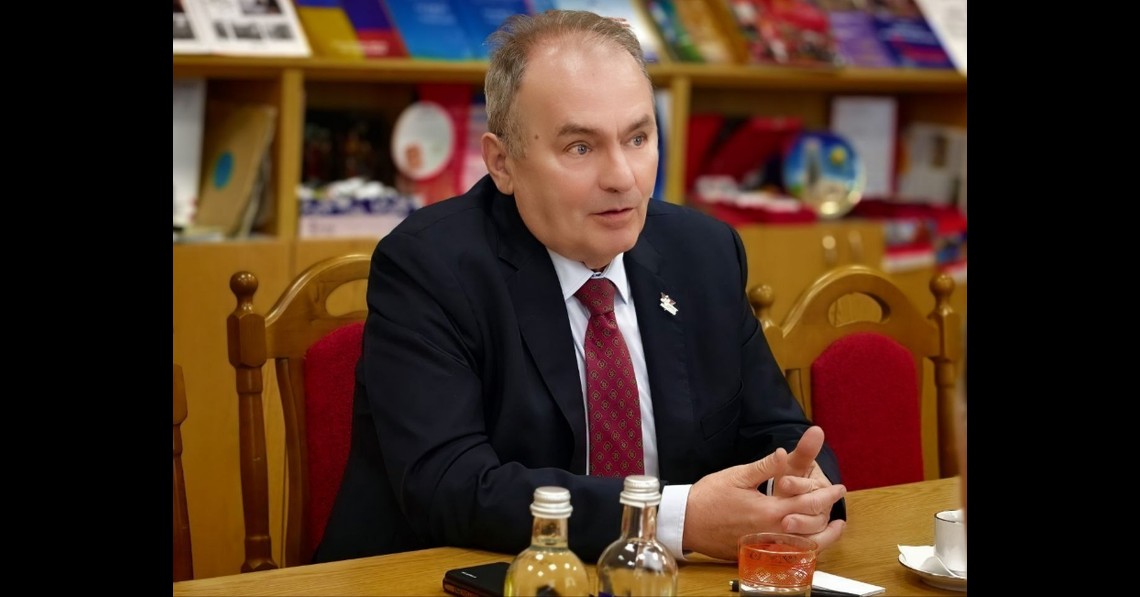 A KKP pártépítési és pártirányítási programja, amelynek középpontjában Xi Jinping főtitkár pártépítési gondolatai állnak, nagy jelentőségű a nemzetközi munkásmozgalom számára is. Bizonyítja, hogy mind a hatalom megszerzéséhez, mind a hatalom gyakorlásához